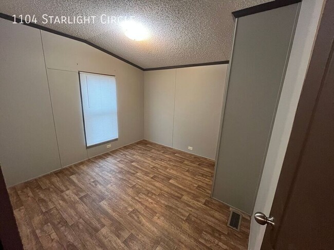 Building Photo - 1104 NW Starlight Cir