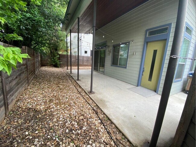 Foto del edificio - 1404 Singleton Ave