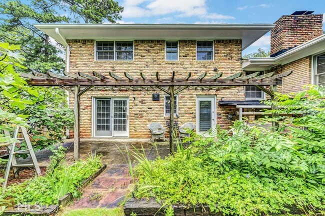Building Photo - 2889 Bonanza Dr