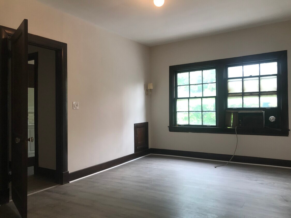 Building Photo - 131 W Oak St