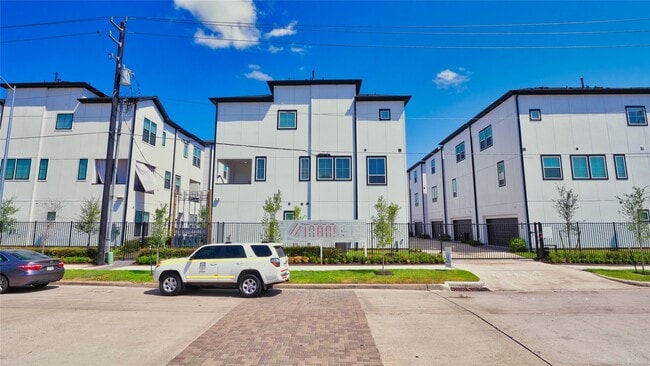 Building Photo - 2720 Grand Fountains Dr