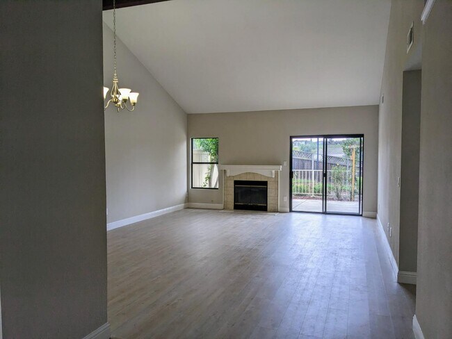 Building Photo - 3331 Lake Albano Cir