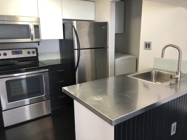 Foto del edificio - 718 N Poplar St