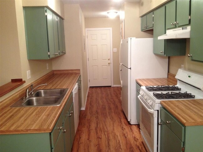 Foto del edificio - 403 Cypress Ln