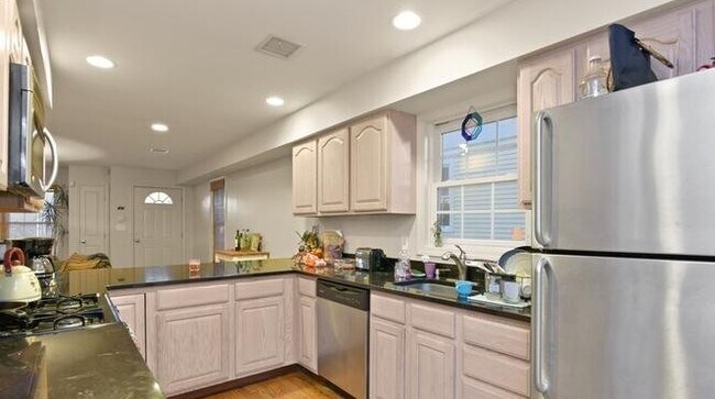 Foto del edificio - 216 Parker Hill Ave