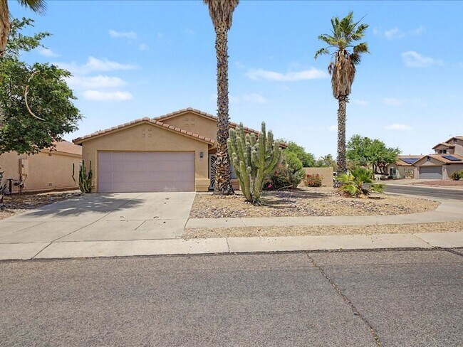 Foto del edificio - Spacious 3-Bedroom Home with Solar Panels, Open Layout & Community Pool Access
