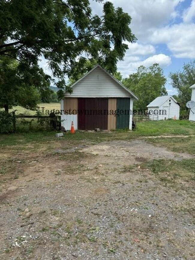 Building Photo - Farmhouse in Clear Spring