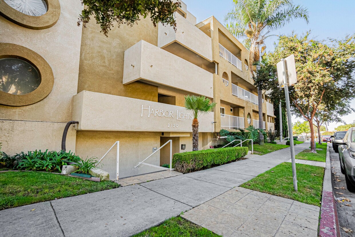 Primary Photo - 2120 E Hill St