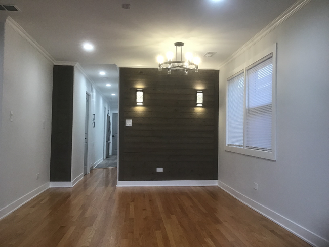 Foto del edificio - 5954 W Higgins Ave