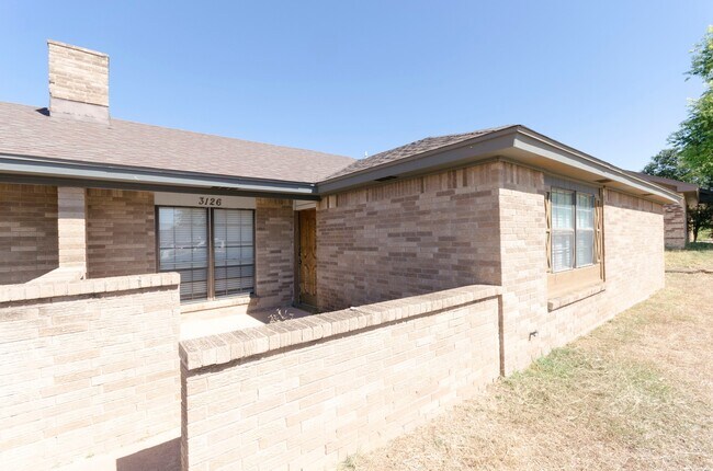 Building Photo - Large 3 bedroom 2 bath Duplex!