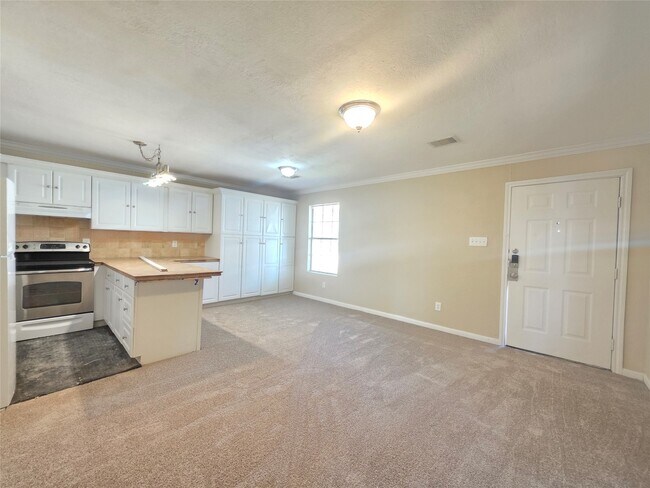 Building Photo - 801 Queenswood St