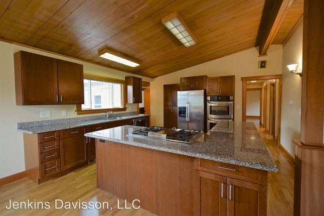 Building Photo - 3 br, 2 bath House - 4108 SE Risley Ave