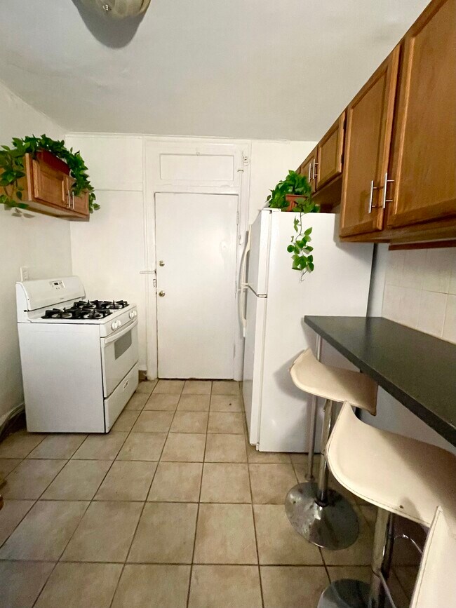 Eat in kitchen - 8004 S Luella Ave