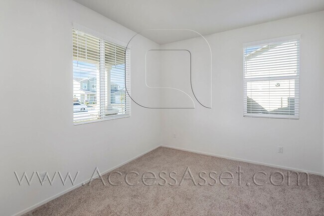 Building Photo - Stunning 4 Bed/3 Bath Two-Story Home In He...