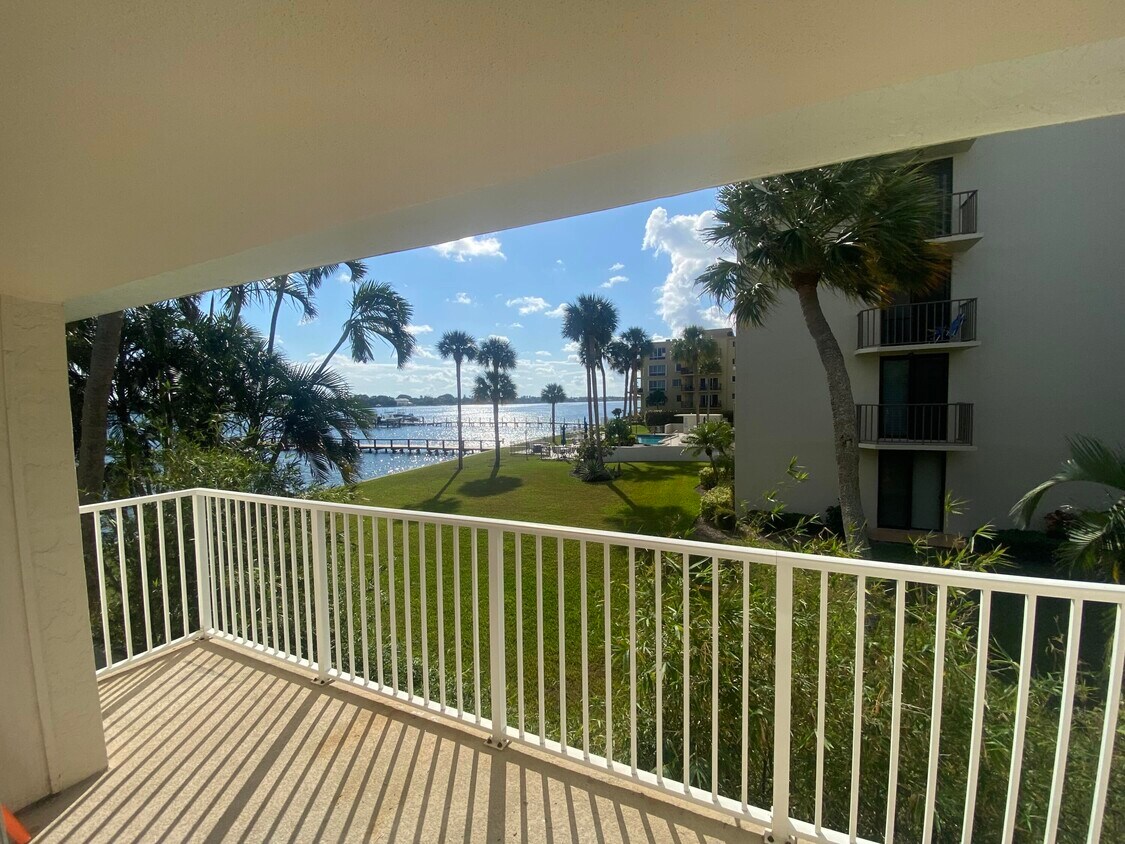 Primary Photo - 1100 S Lake Dr