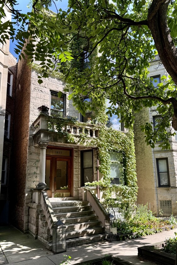 Primary Photo - 1537 N Claremont Ave