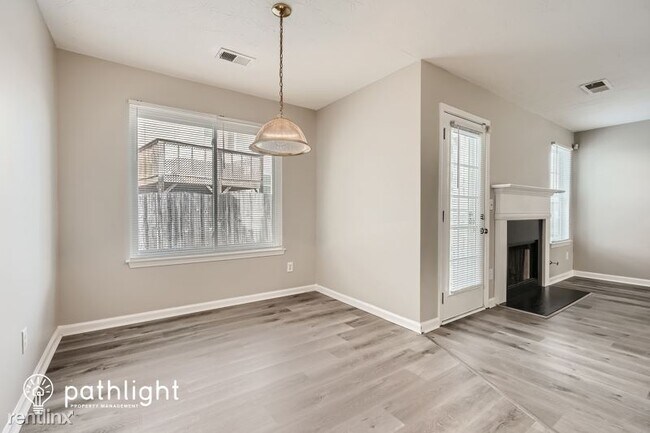 Building Photo - 4 br, 2.5 bath House - 2601 South Hills UNIT