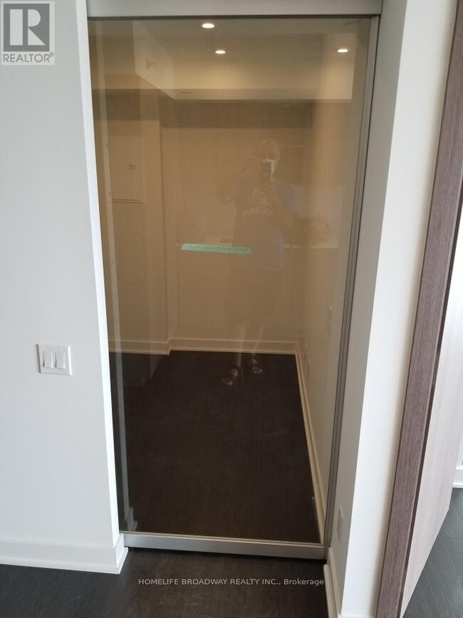 Building Photo - 17 Bathurst St