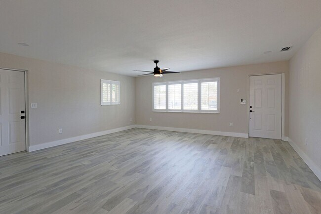 Foto del edificio - AVAILABLE NOW