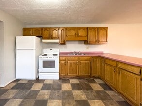 Building Photo - 114 E 8th St