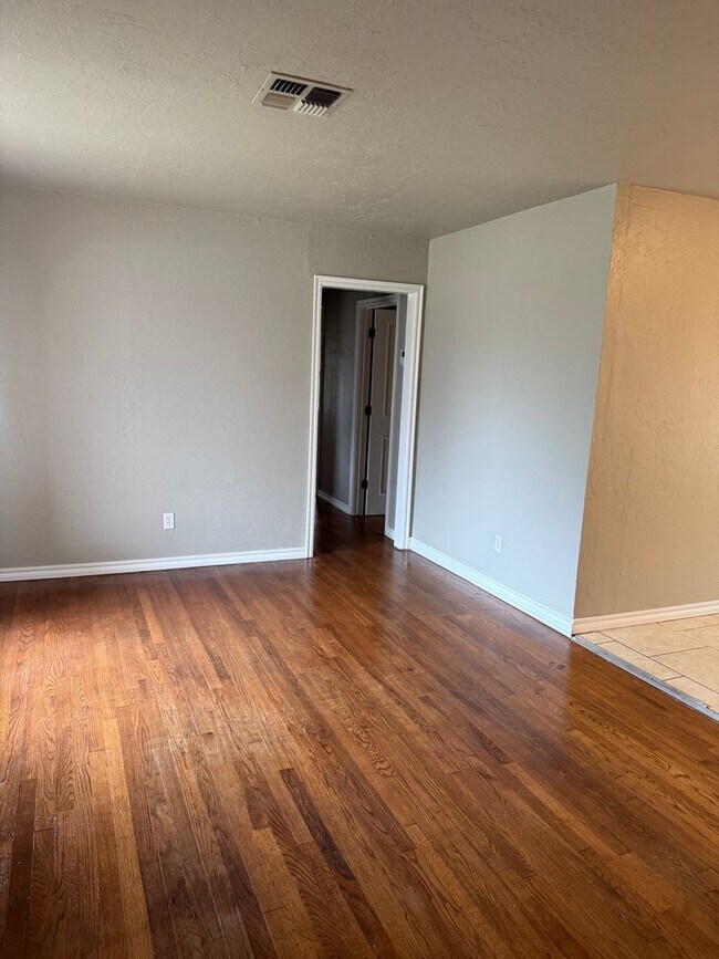 Foto del edificio - Charming 3-Bedroom Home with Bonus Room – Fully Updated and Move-In Ready!