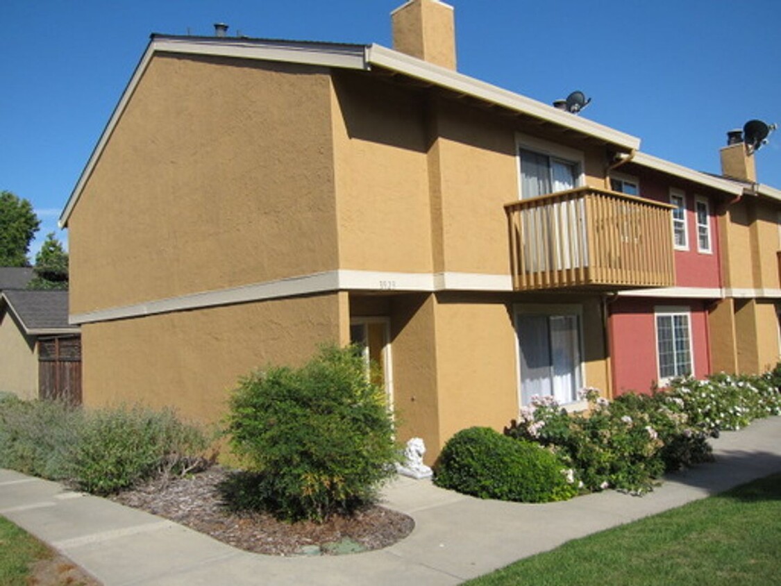 Primary Photo - Large Evergreen Townhome