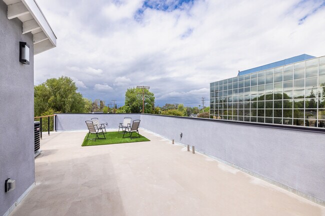 Foto del edificio - 22822 Leonora Dr