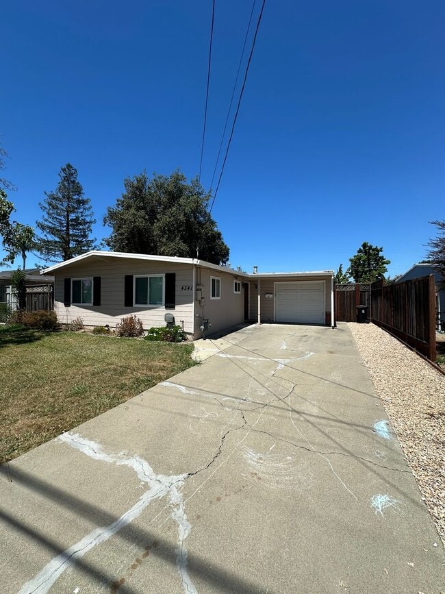 Building Photo - 3 bedroom 1 bath single story with garage ...