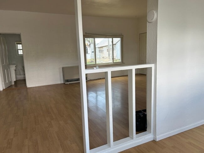 Foto del edificio - 2 Bed 1 Bath Large House with Fenced Yard and Washer Dryer Hookups