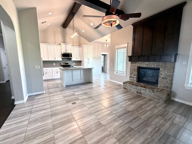 Foto del edificio - Beautiful 3BD 2BA w/ Bonus Room Located in...