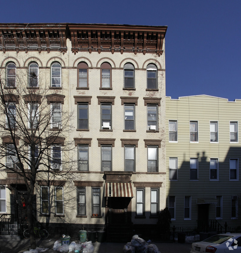 Building Photo - 153 India St