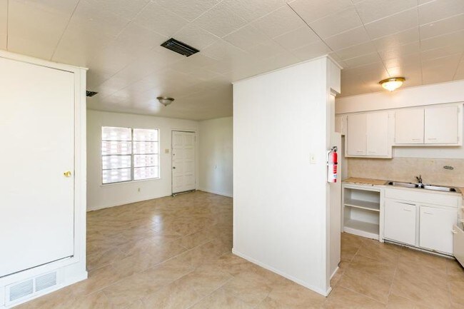 Building Photo - 1038 Woodlawn Dr