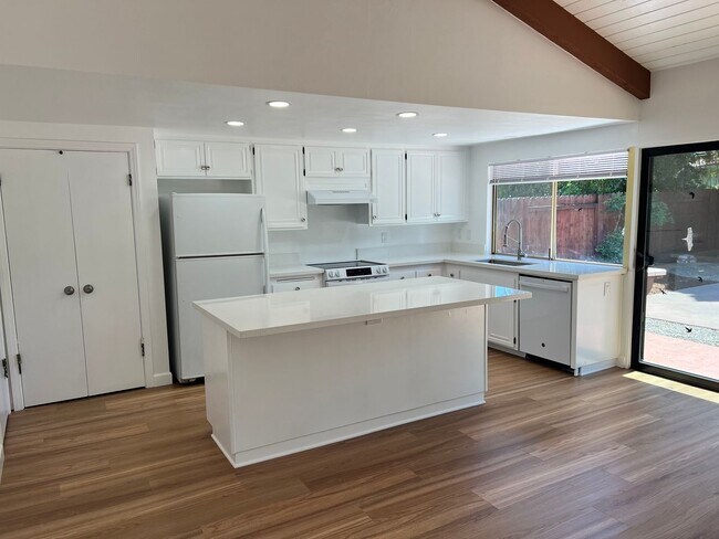 Building Photo - Updated 3 bedroom Home