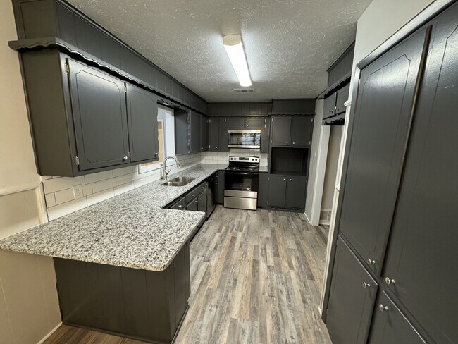 Foto del edificio - Beautiful Updated 3/2/2 Home in Nice Neighborhood!