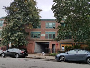 Building Photo - 72 Pine St