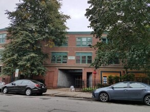 Building Photo - 72 Pine St