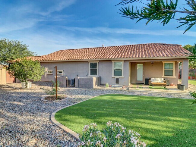 Building Photo - For Lease $2,275 located in a cul-de-sac in the lovely Laveen-Phoenix-South Mountain area 85041!