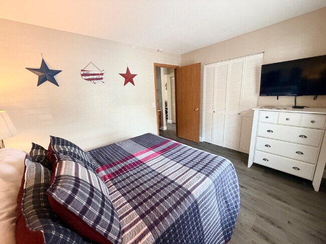 Foto del edificio - FULLY FURNISHED 2Br / Ground Floor Condo