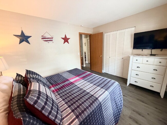 Building Photo - FULLY FURNISHED 2Br / Ground Floor Condo