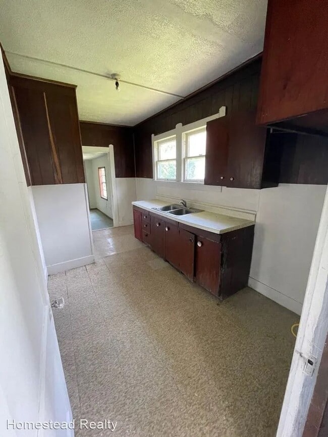 Building Photo - COMING SOON - 3 Bedroom, 1 Bathroom House ...