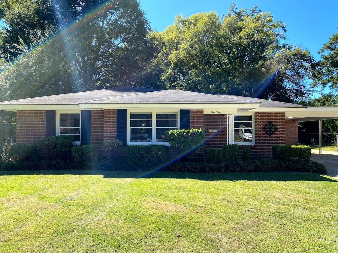 Primary Photo - Handsome 3-bedroom just for you !