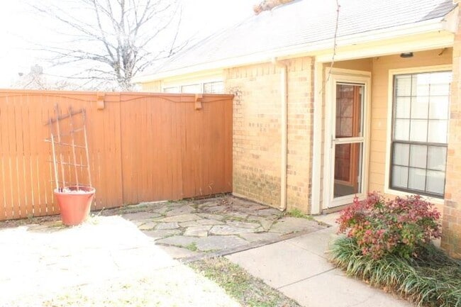 Building Photo - 915 Azalia Dr