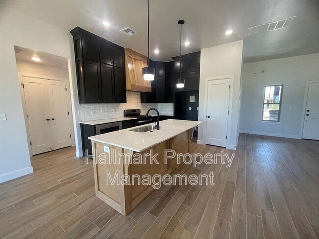Foto del edificio - 5012 Misty Wood Ln