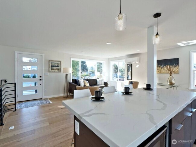 Building Photo - Stunning Remodeled Home in West Seattle