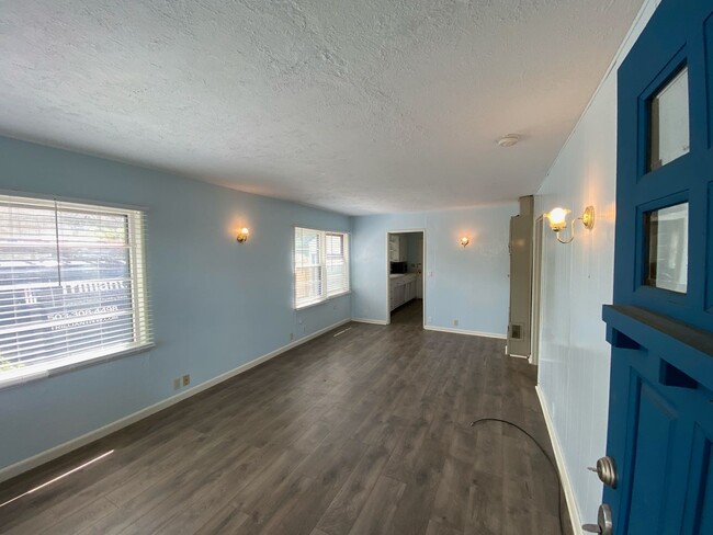 Building Photo - Newly Remodeled 2 Bedroom 1 Bath House - L...