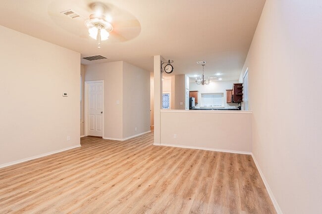 Building Photo - 3/BR 2.5/BA Cozy Two-Level Home with Fence...