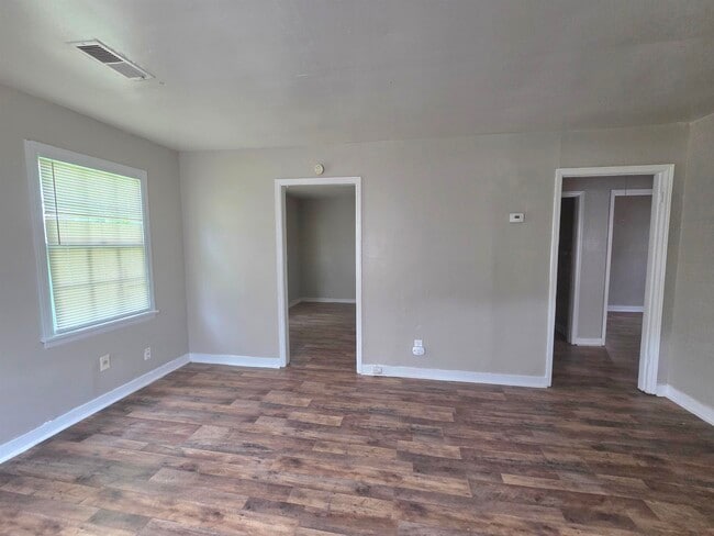 Building Photo - 4047 Chelsea Ave