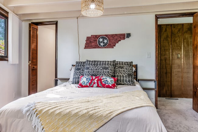 Building Photo - 325 Poplar Hill Ln