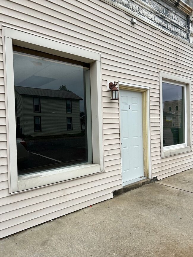 Building Photo - 105 W Emeline St