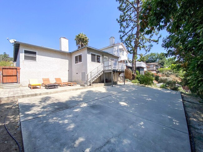 Foto del edificio - Spacious 3 Bed · 2 Bath Hillside Home — Mo...
